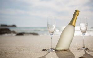 Champagne-flaska på strand