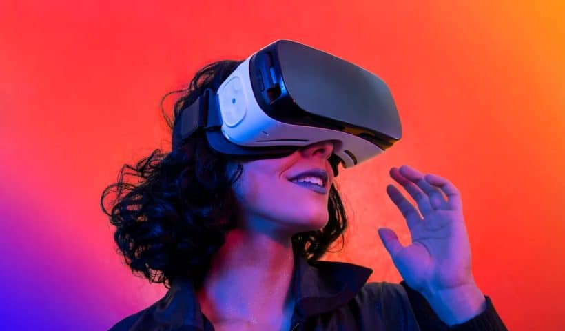 Kvinna med VR-headset