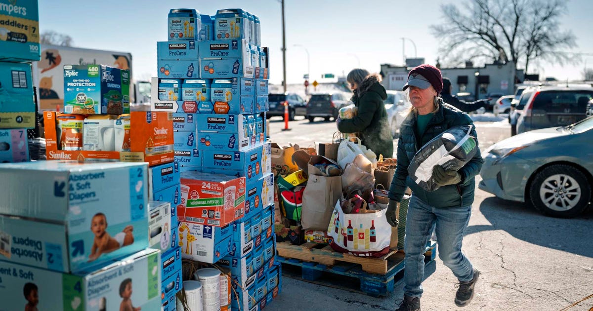 Frivilliga bistår gömda migranter med mat i Minneapolis